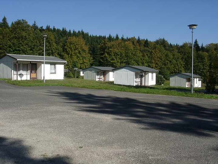 09290007.JPG - Zeltplatz am Waldhaus Ruppertus: Blick auf unsere Bungalows.