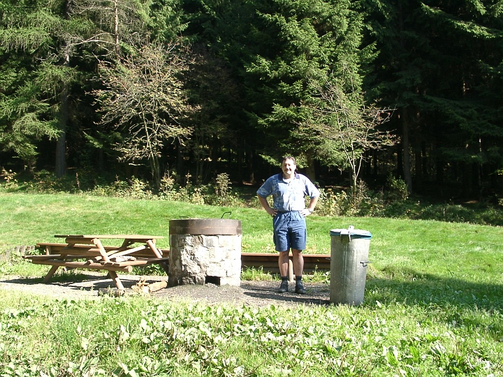 09290009.JPG - Kurzwanderung am Waldhaus Ruppertus: Andreas am Grillplatz in der Naehe.