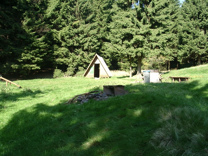 09290010.JPG - Kurzwanderung am Waldhaus Ruppertus: Schutzhuette am Grillplatz.