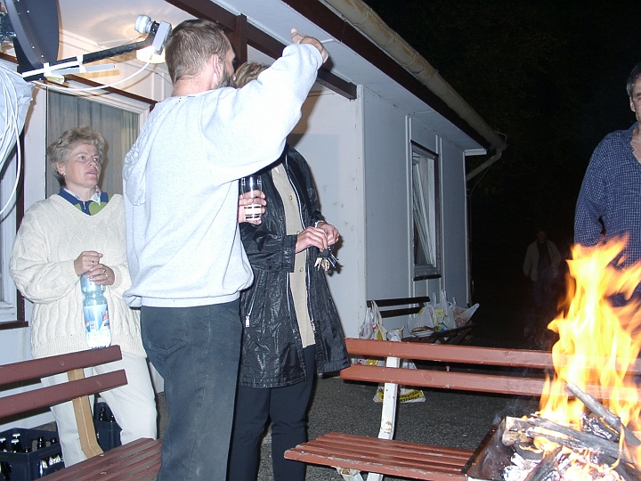 09290013.JPG - Zeltplatz am Waldhaus Ruppertus: Heisse Debatte am Feuer.