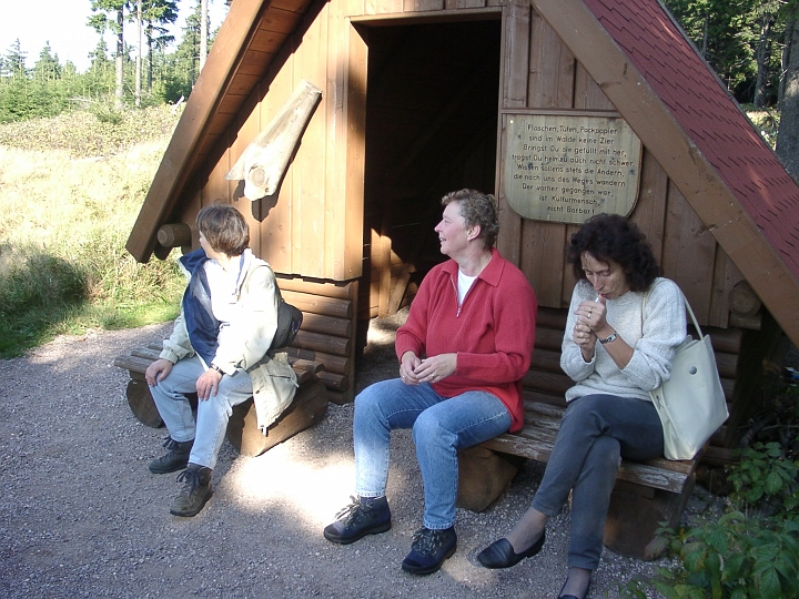 09300002.JPG - Wanderung nach Oberhof: Schutzhuette am Aussichtspunkt oberhalb von Zella-Mehlis.