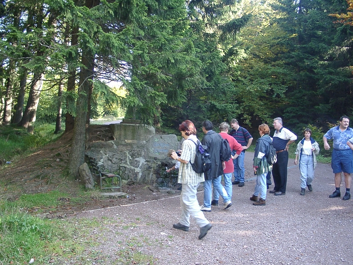 09300003.JPG - Wanderung nach Oberhof: Am Veilchenbrunnen.