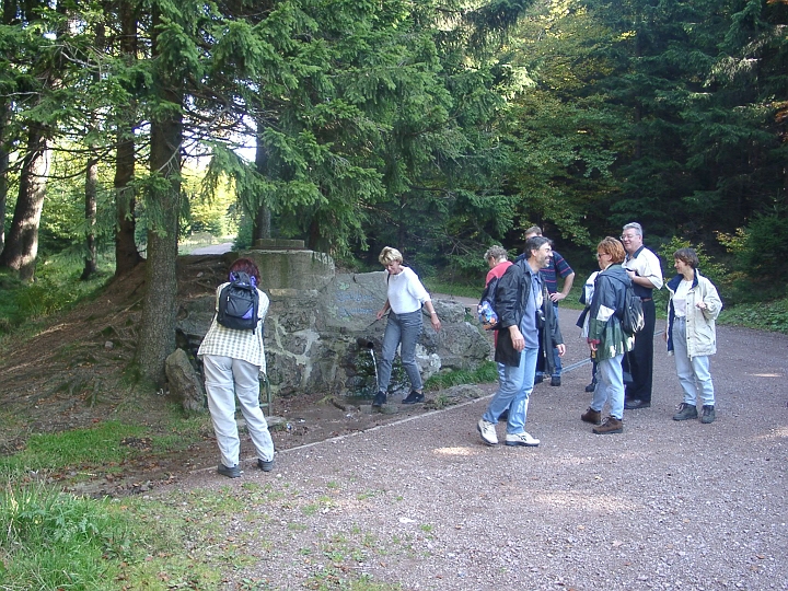 09300004.JPG - Wanderung nach Oberhof: Am Veilchenbrunnen.