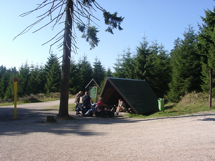 09300006.JPG - Wanderung nach Oberhof: Rast am Stein 16 (Dietzel-Geba-Stein), wo der Rennsteig kreutzt.