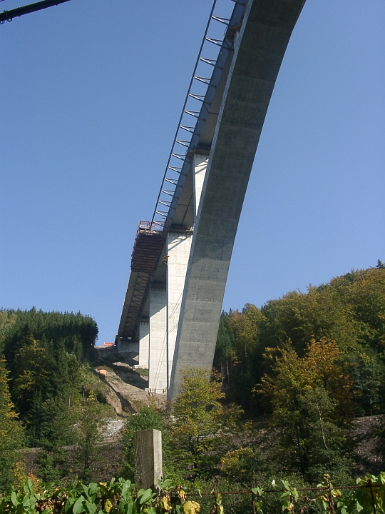 09300009.JPG - Oberhof: Baustelle der gewaltigen Bogenbruecke ueber die Wilde Gera.