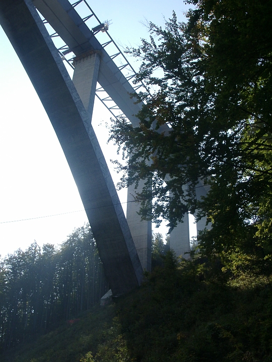 09300010.JPG - Oberhof: Baustelle der gewaltigen Bogenbruecke ueber die Wilde Gera.