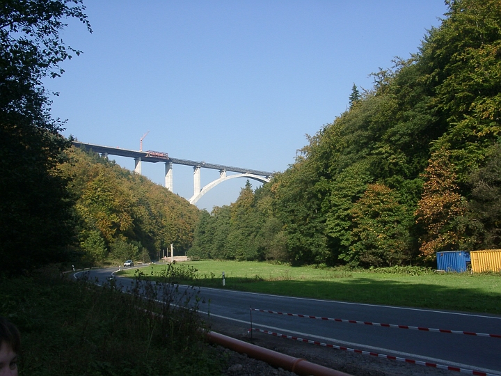 09300011.JPG - Oberhof: Baustelle der gewaltigen Bogenbruecke ueber die Wilde Gera.