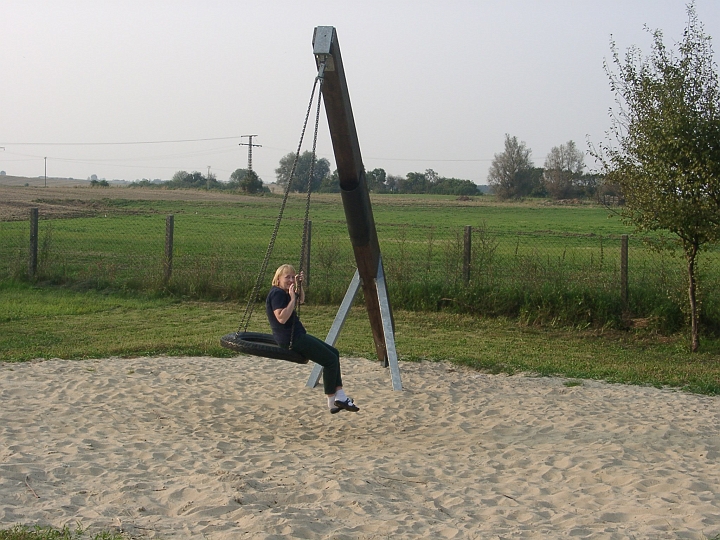 09060001.JPG - Koldenhof: Lilli ist noch gelangweilt, aber das aendert sich noch...