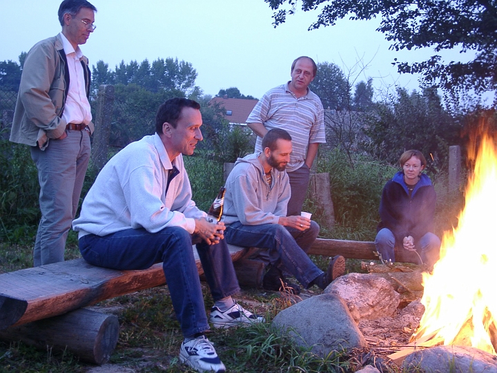 09060004.JPG - Koldenhof: Es gibt schon ein schoenes Feuerchen.