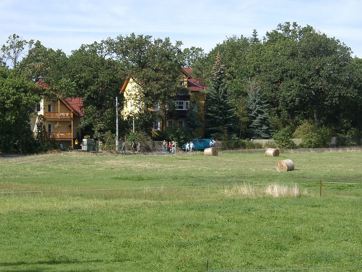 09180008.JPG - der Rest der Wandergruppe bei Lindenau liegt weit zurueck