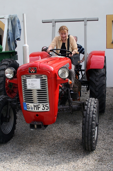 casus_13883.jpg - Blankenhain: Lilli beim Probesitzen auf einem alten Traktor.