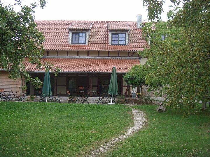 CIMG2868.JPG - Mannichswalde: Blick zum Gasthaus der Pension Fischerhof.