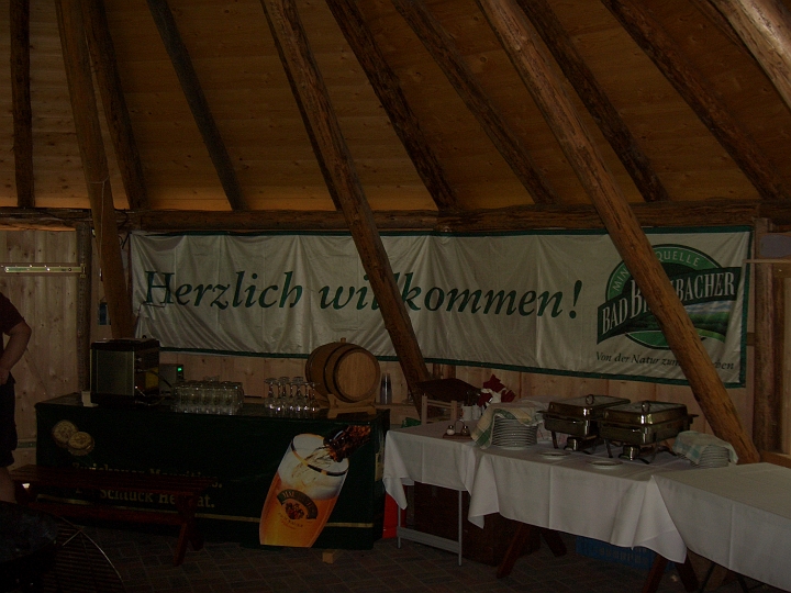 CIMG2870.JPG - Mannichswalde/Fischerhof: Im Partyraum ist das Fass bereits an die Kuehlanlage angeschlossen.