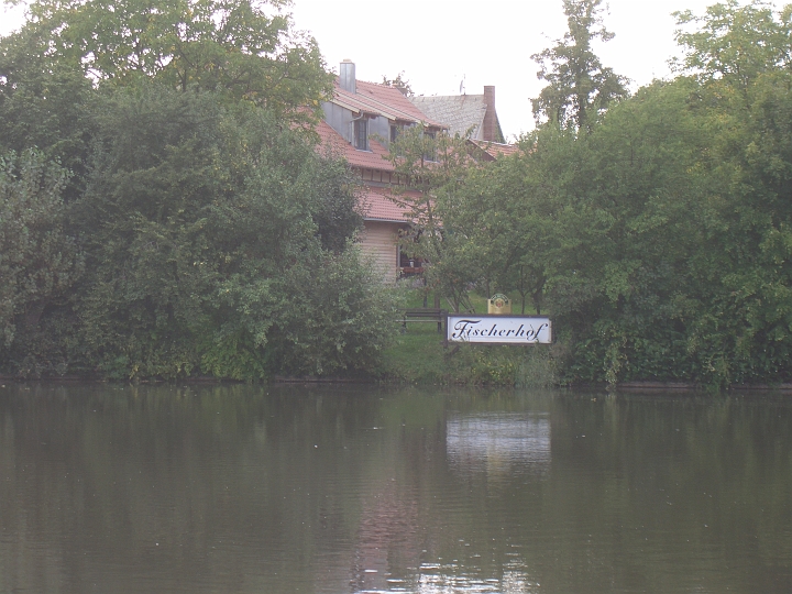 CIMG2871.JPG - Mannichswalde: Blick ueber einen der vielen Teiche zum Fischerhof.