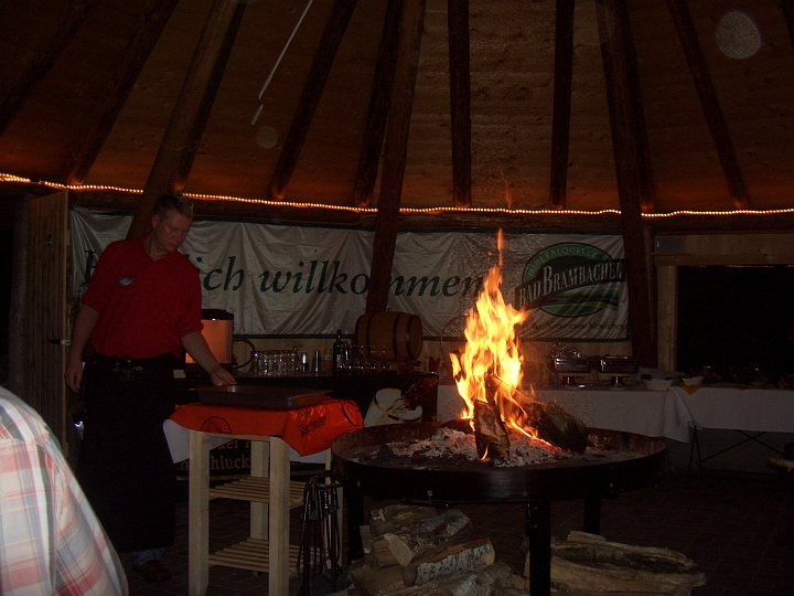 CIMG2874.JPG - Mannichswalde/Fischerhof: Das Feuerchen wird immer wieder entfacht.