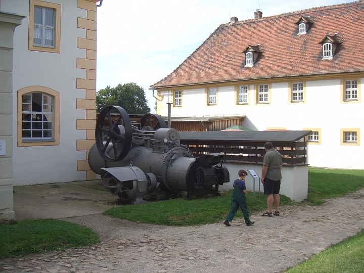 CIMG2887.JPG - Blankenhain: Dampfmaschine vor der Brauerei.