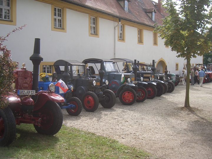 CIMG2896.JPG - Blankenhain: Im Schlosshof war Treffen verschiedener landwirtschaftlicher Maschinen, auch Traktoren.