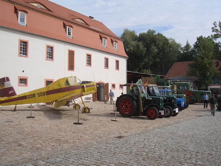 CIMG2898.JPG - Blankenhain: Auch ein altes Flugzeug als Duengerstreuer steht auf dem Schlosshof.