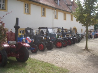 Blankenhain: Im Schlosshof war Treffen verschiedener landwirtschaftlicher Maschinen, auch Traktoren
