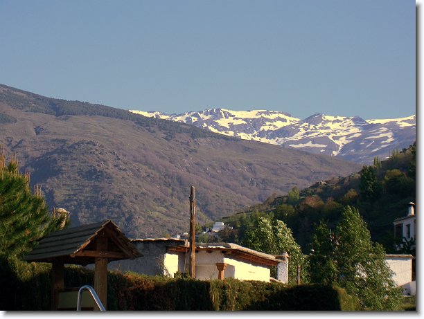 CIMG0013.JPG - Bubión: Blick von der Villa Turistica in die Sierra Nevada (Pico Veleta,3398m)