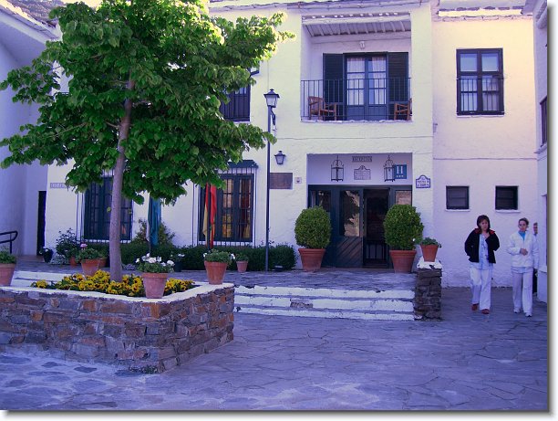 CIMG0014.JPG - Bubión: Blick zum Eingang der Villa Turistica