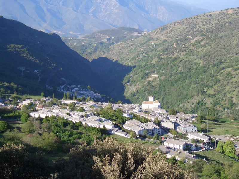 CIMG0035.JPG - Wanderung nach Pórtugos: Blick zurück auf Bubión (vorn die Villa Turistica)