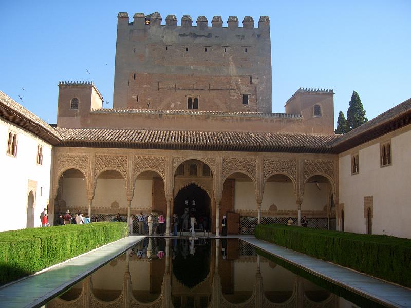 CIMG0087.JPG - Granada/Alhambra: Der Königspalast spiegelt sich im Wasser des Myrtenhofes.