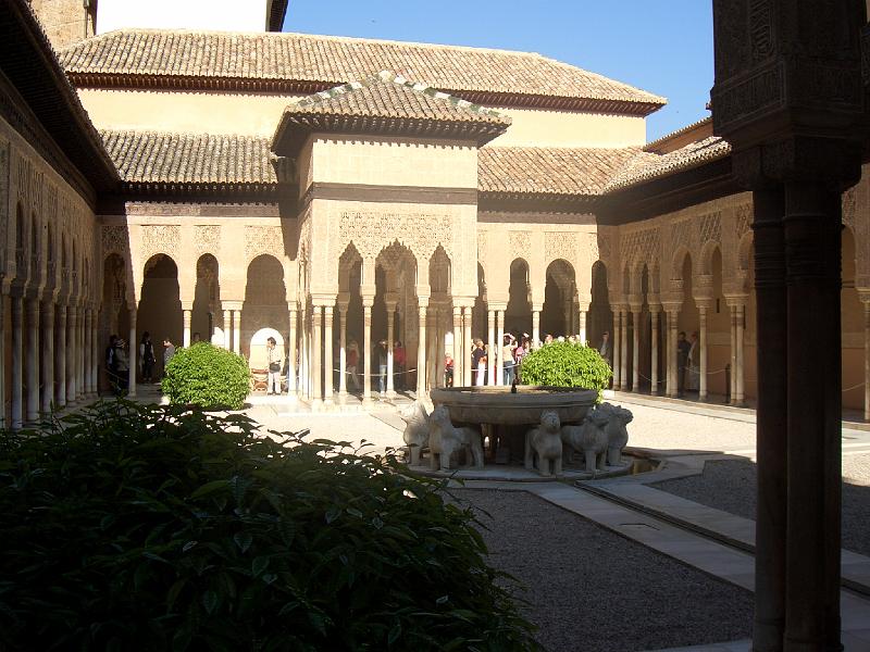 CIMG0094.JPG - Granada/Alhambra: Blick vom Königssaal im Königspalast in den Löwenhof