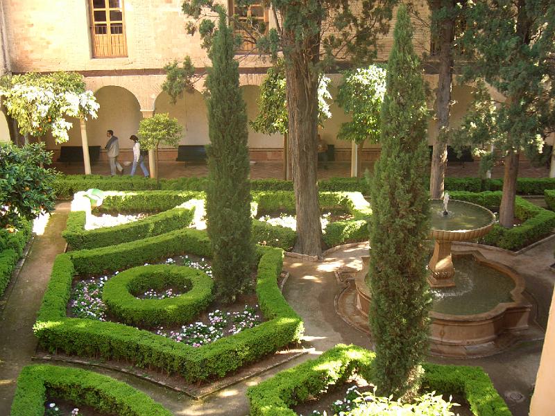CIMG0097.JPG - Granada/Alhambra: Blick aus dem Aljimeces-Saal im Königspalast in die Lindaraja-Gärten (Patio de Daraxa)