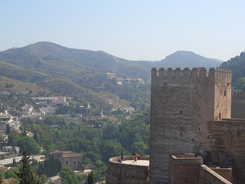 CIMG0108.JPG - Granada/Alhambra: Blick vom Torre de la Vela in der Alcazaba auf den Torre de las Armas