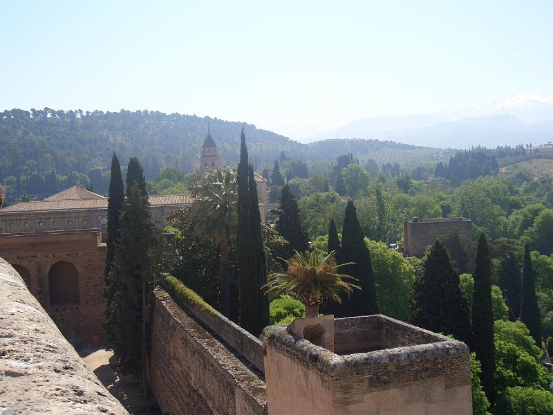 CIMG0109.JPG - Granada/Alhambra: Blick vom Torre de la Vela in der Alcazaba auf den Adarves-Garten
