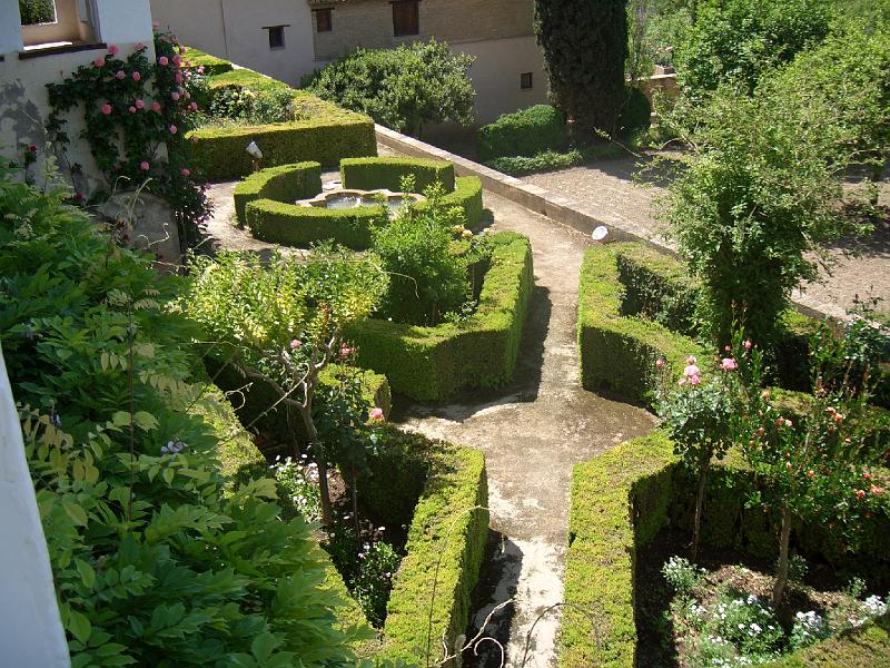 CIMG0127.JPG - Granada/Alhambra: Blick aus dem Patio de la Sultana (Hof der Sultanin) im Generalife in die Gärten