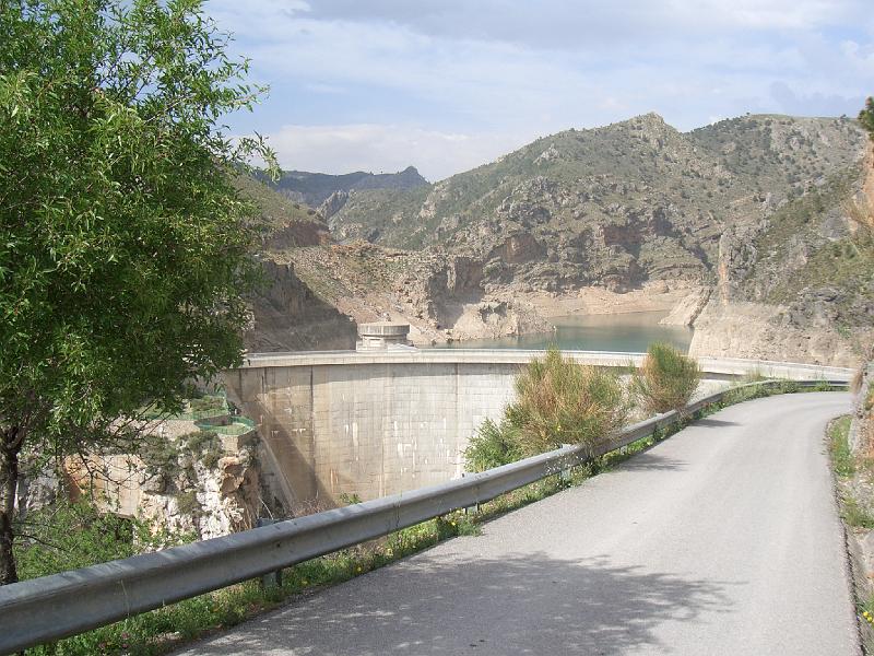 CIMG0144.JPG - Dieser Stausee ist das Ziel der Wanderung im Norden der Sierra Navada