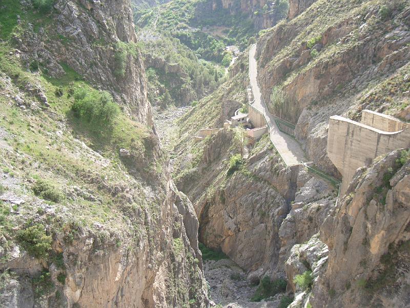 CIMG0145.JPG - Blick von der Staumauer am  Ziel der Wanderung im Norden der Sierra Navada