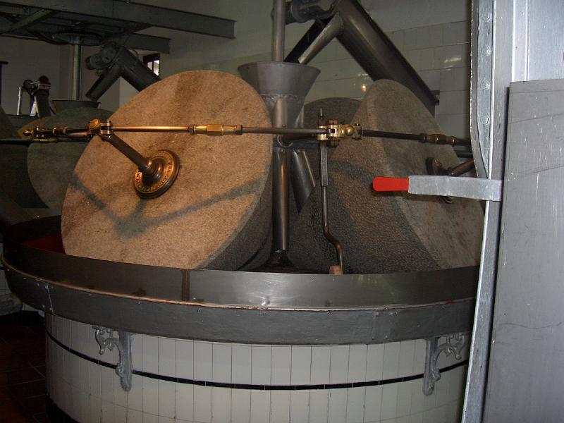 CIMG0150.JPG - Baena/Olivenmühle: tonnenschwere konische Granitwalzen zermalmen die Oliven zu einer Paste