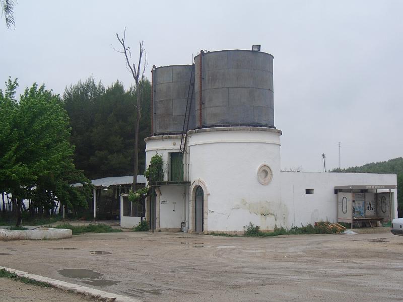 CIMG0164.JPG - Estation de Luque (ehemaliger Bahnhof): in den alten Wassertürmen sind jetzt die Toiletten