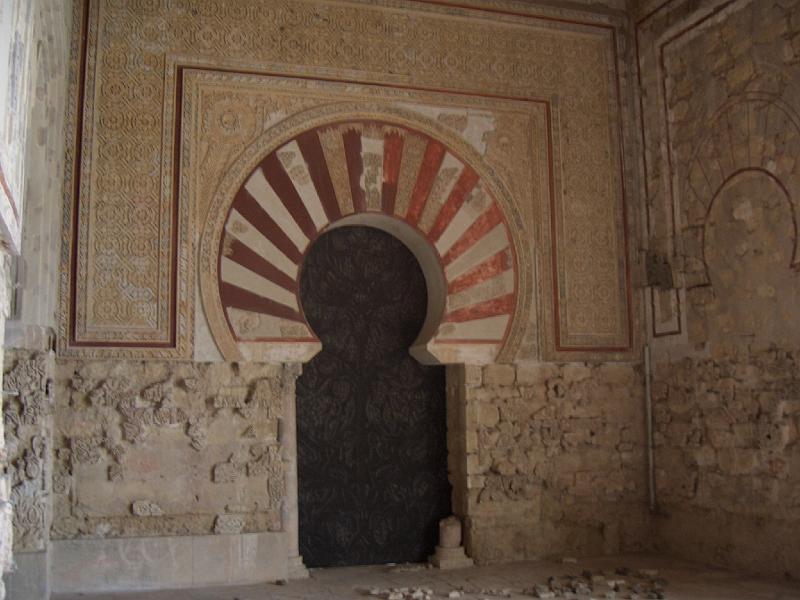 CIMG0180.JPG - Ausgrabungsstätte Madinat al-Zahra bei Cordoba: im Salón Abd al-Rahman III. , teilweise wieder aufgebaut