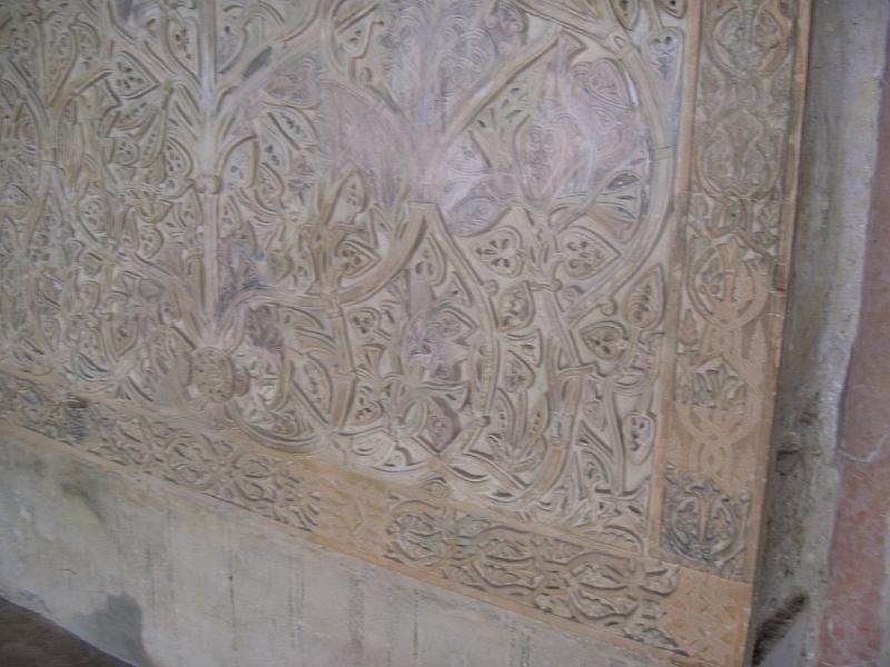 CIMG0181.JPG - Ausgrabungsstätte Madinat al-Zahra bei Cordoba: im Salón Abd al-Rahman III. ; hier kann man wieder die originalen und nachgemachten Reliefs erkennen