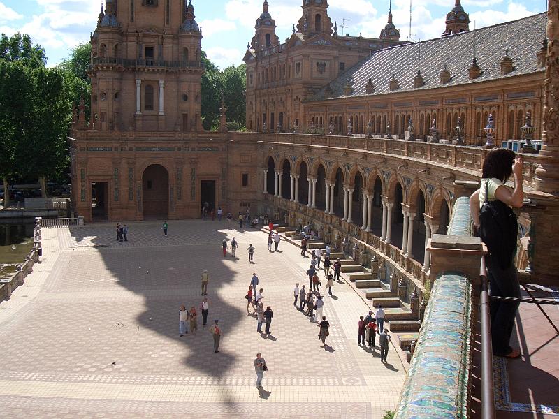 CIMG0218.JPG - Sevilla/Plaza de Espana: Blick über die Präsentation der spanischen Provinzen