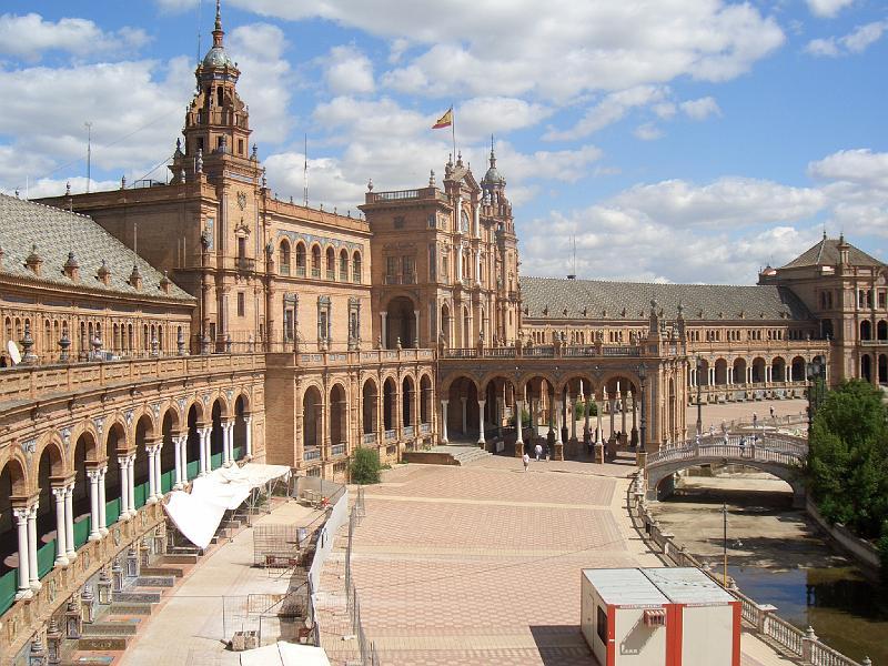 CIMG0220.JPG - Sevilla/Plaza de Espana: Blick über die Präsentation der spanischen Provinzen, einige werden noch restauriert