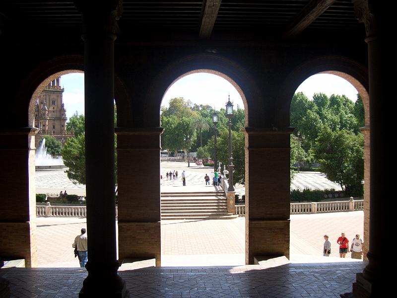 CIMG0222.JPG - Sevilla/Plaza de Espana: Blick zu einer Zugangsbrücke...