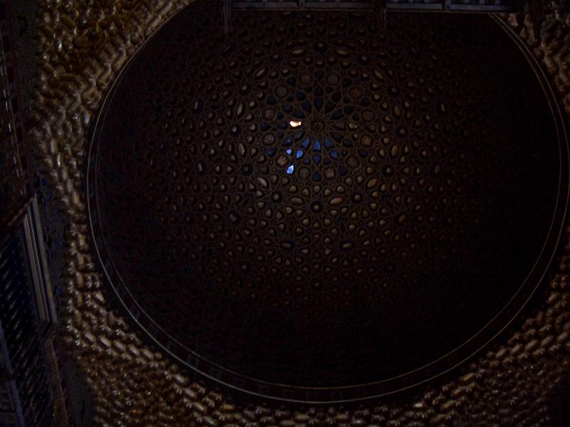 CIMG0234.JPG - Sevilla/Königspalast (Real Alcázar): Mosaikdecke mit nachgebildeten Sternenhimmel
