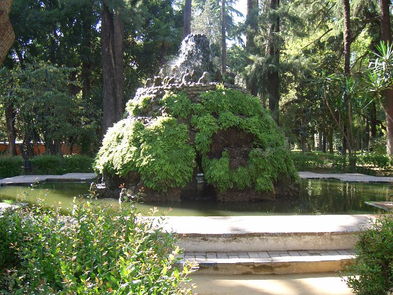 CIMG0236.JPG - Sevilla/Gärten des Königspalasts: eine Höhle unter dem Wasserspiel