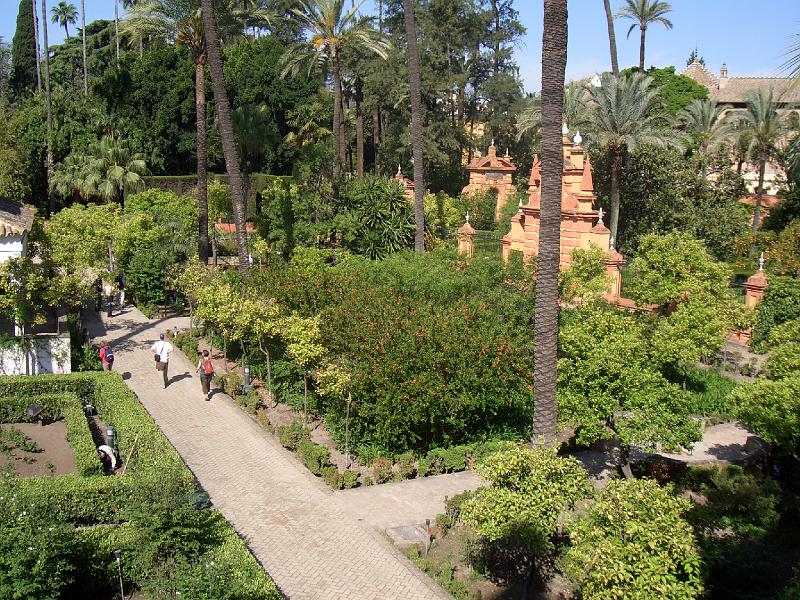 CIMG0240.JPG - Sevilla/Gärten des Königspalasts: Blick von einem Wehrgang auf die Gärten mit blühenden Grantapfelbäumen