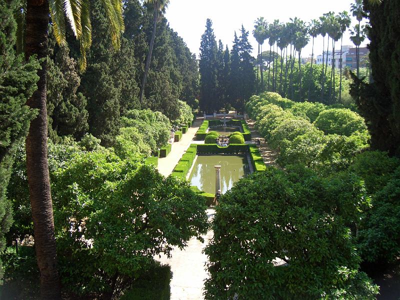 CIMG0241.JPG - Sevilla/Gärten des Königspalasts: Blick von einem Wehrgang auf die Gärten mit vielen Wasserspielen