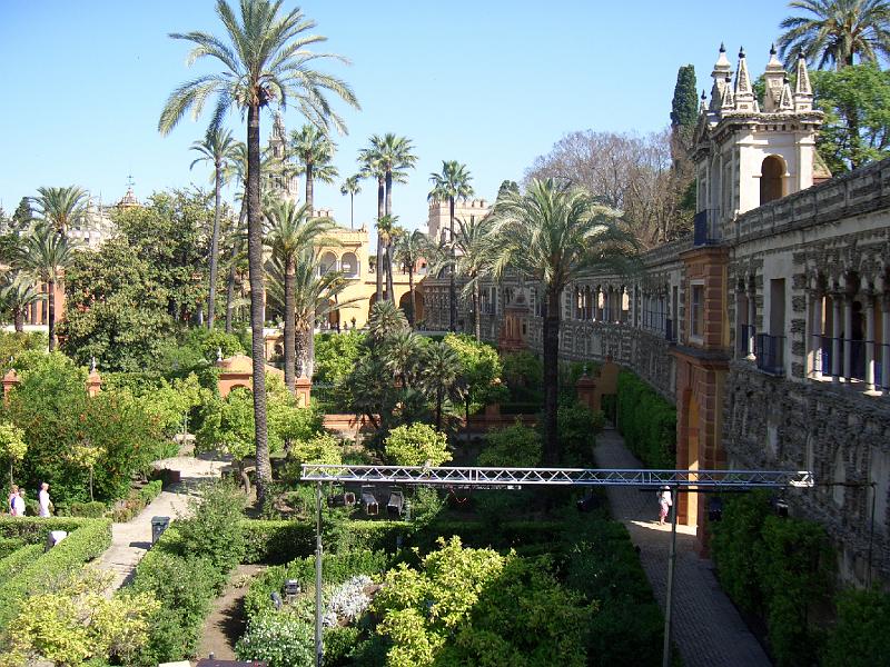 CIMG0242.JPG - Sevilla/Gärten des Königspalasts: Blick von einem Wehrgang auf die Gärten und den Wehrgang selbst