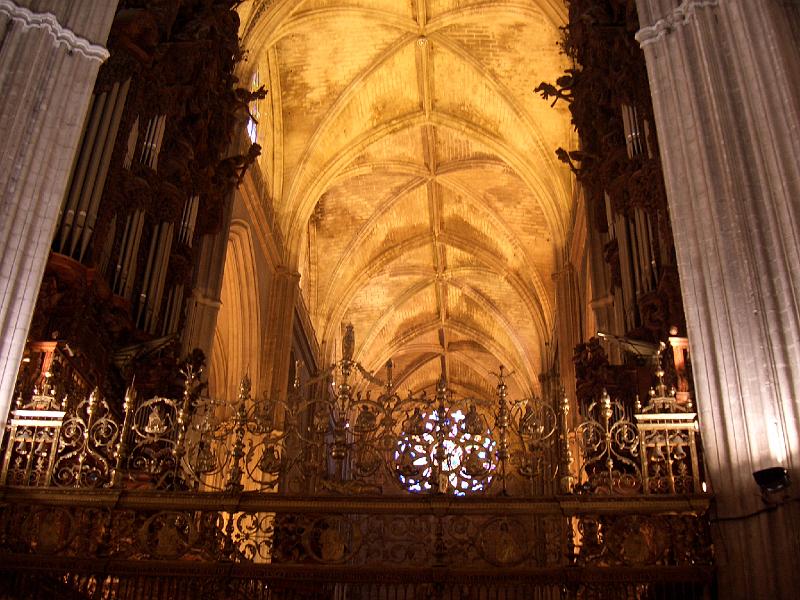 CIMG0248.JPG - Sevilla/Kathedrale: die beiden Orgeln der Hauptkapelle