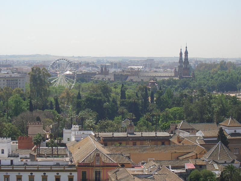 CIMG0253.JPG - Sevilla/Giralda: Blick vom 96 Meter hohen Turm auf die 2 charakteristischen Türme am Plaza de Espana