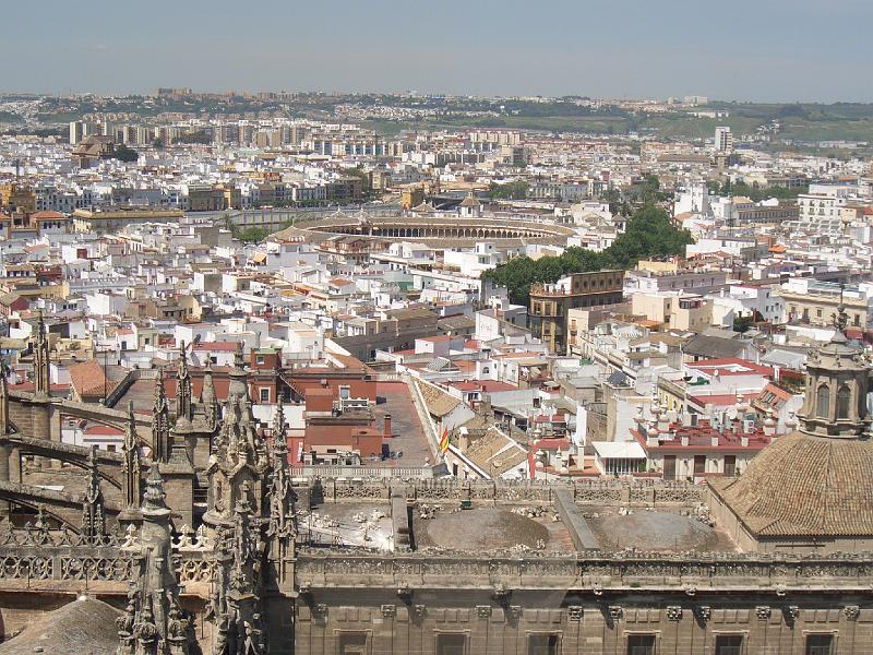 CIMG0254.JPG - Sevilla/Giralda: Blick vom 96 Meter hohen Turm zur berühmten Stierkampfarena