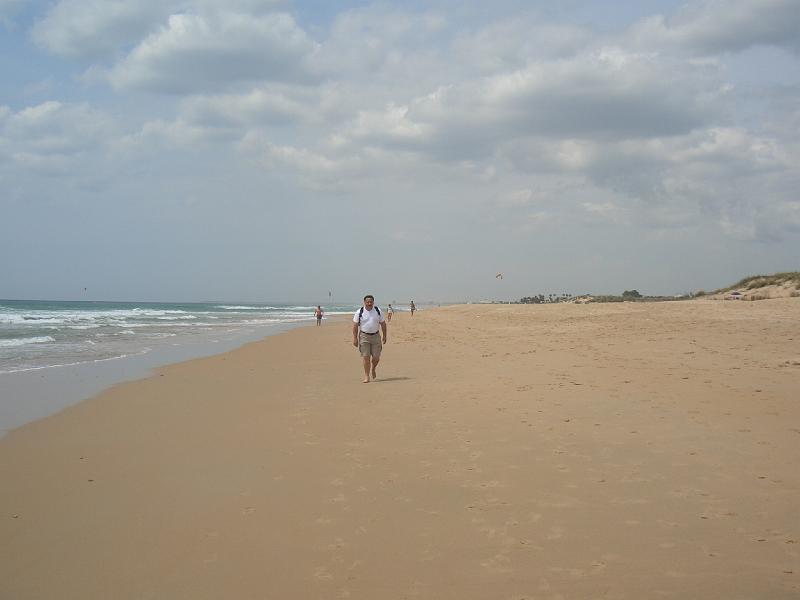 CIMG0265.JPG - bei Kap Trafalgar: Andreas spaziert nach dem Baden am Strand entlang